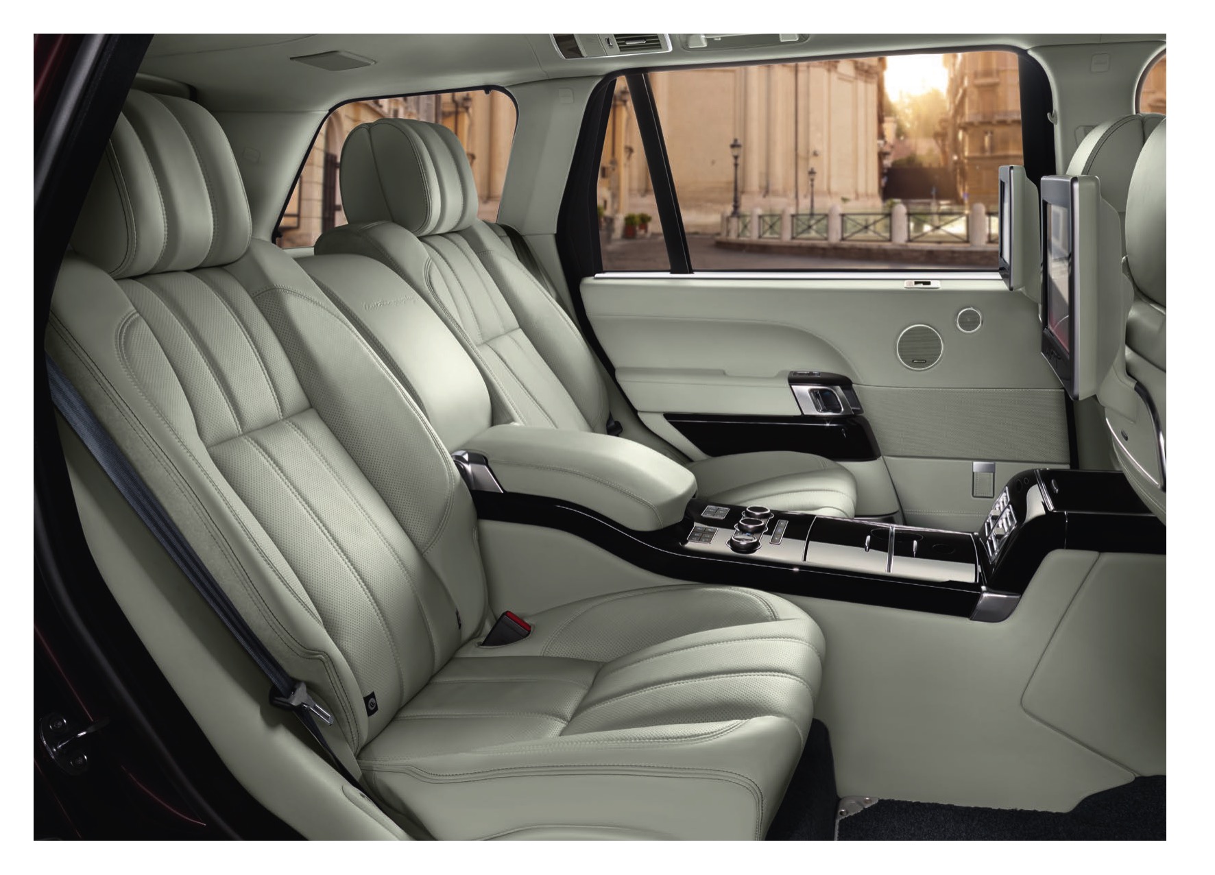 2015 Range Rover Brochure Page 60